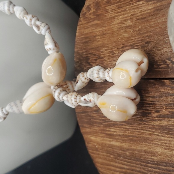 N3011 seashell Hawaiian necklace Lariat styled - Picture 2 of 3